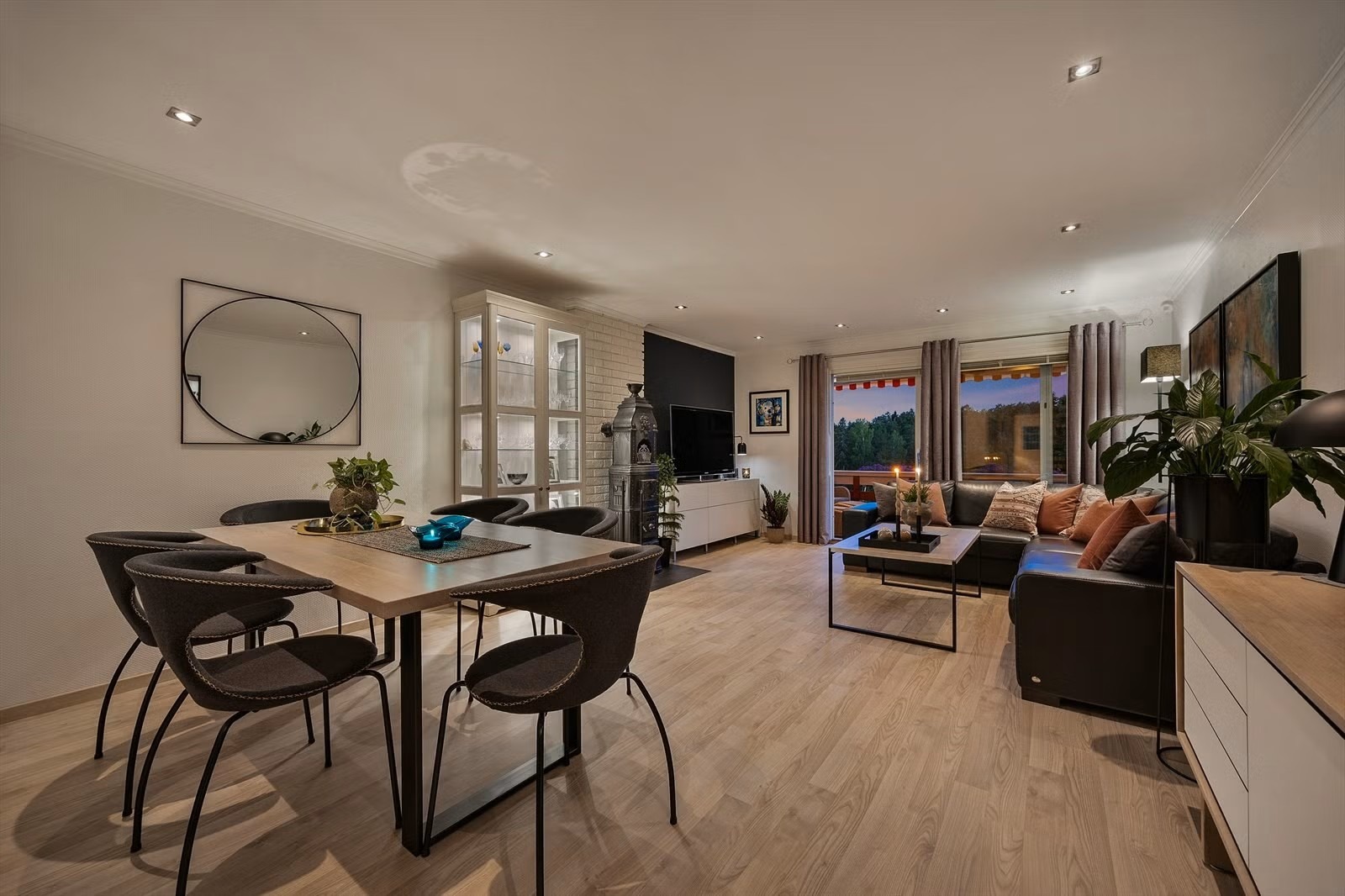 Spisebord og stoler er ikke der lengre.